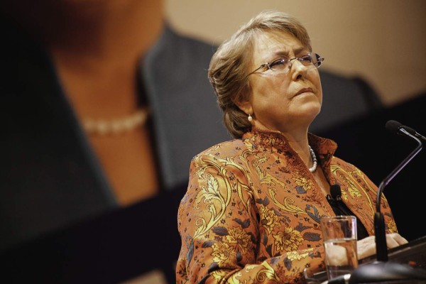 Abrupta caída de popularidad de Bachelet