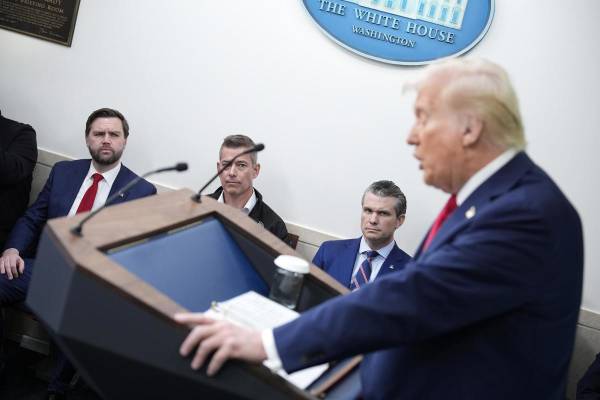 <i>Trump argumentó que trasladar a migrantes y ciudadanos condenados por crímenes graves a otros países sería mucho menos costoso para Estados Unidos. FOTO EFE/EPA/YURI GRIPAS / POOL</i>
