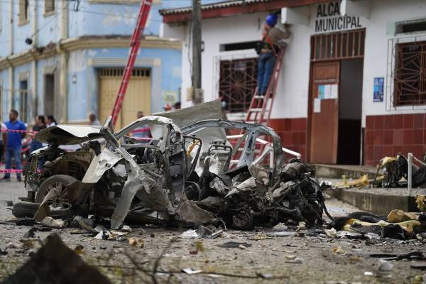 <i>Fotografía de los escombros de un automóvil luego de una explosión este martes, en Corinto, Cauca (Colombia). EFE/ Ernesto Guzmán</i>