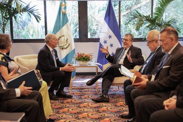 <i>Bernardo Arévalo se reunió con su homólogo de Honduras, Nasry 'Tito' Asfura, para abordar los desafíos de seguridad y ambiente, así como las grandes oportunidades de comercio y turismo. Foto de cortesía</i>
