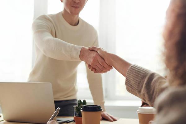<i>La IA puede ayudar a ordenar información y acelerar etapas de reclutamiento, pero también exige fortalecer la forma en que se validan habilidades, se diseñan evaluaciones y se toman decisiones sobre las personas.Foto de iStock</i>