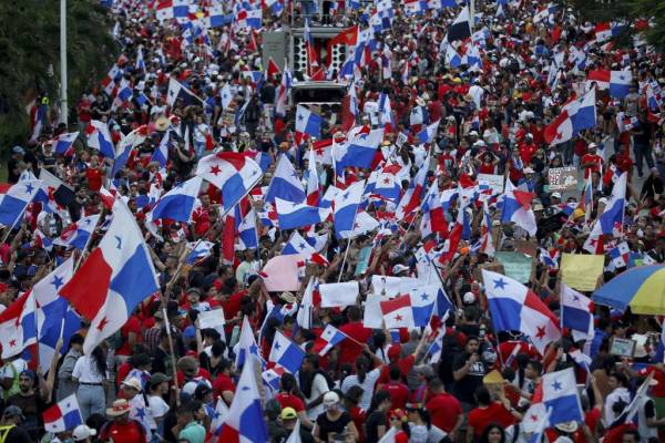 <i>La gente participa en una marcha de protesta contra el contrato gubernamental con la empresa minera canadiense First Quantum y su filial Minera Panamá en la ciudad de Panamá, el 29 de octubre de 2023. FOTO Roberto CISNEROS/AFP</i>