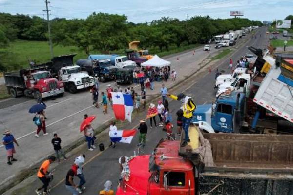 En esta vista aérea, los manifestantes bloquean la carretera Panamericana en Chame, Panamá, el 14 de julio de 2022. (Foto de Ivan PISARENKO / AFP)