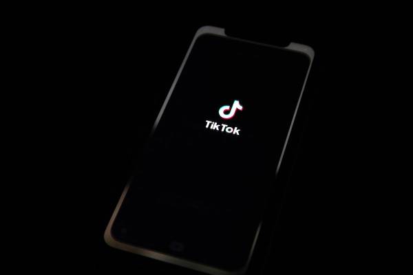 Imagen de un teléfono con el logotipo de TikTok. EFE/EPA/Roman Pilipey