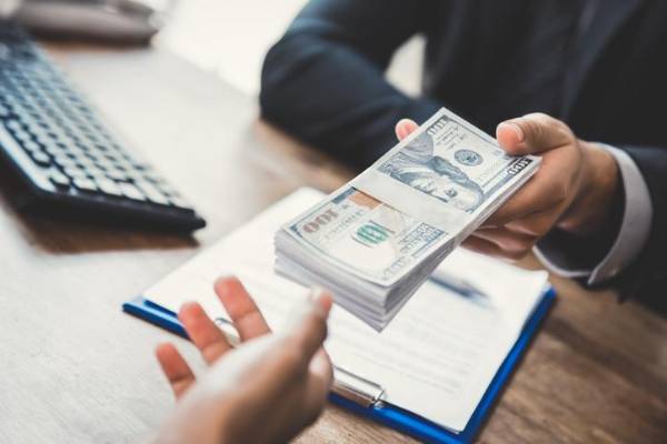 <i>Al precisar la necesidad de ingreso por cada integrante de la familia salvadoreña, el promedio declarado es de US$289.54. Foto de Atstock Productions / Getty Images/iStockphoto</i>