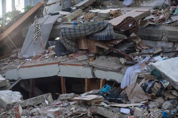 Fotografía que muestra edificios colapsados por los terremotos, este jueves durante las labores de remoción de escombros y búsqueda de sobrevivientes en el municipio de Chacao, en el este de Caracas (Venezuela). EFE/ Boris Vergara