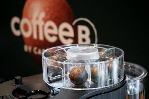 Esta fotografía tomada el 6 de septiembre de 2022 muestra nuevas cápsulas de café en la parte superior de un nuevo sistema de máquina de café durante una conferencia de prensa del minorista más grande de Suiza, Migros, en Zúrich, para anunciar el lanzamiento de una cápsula de café rodeada solo por una membrana biodegradable, con el objetivo de competir con el sistema Nespresso de Nestlé sin cápsulas de metal o plástico. (Foto de Fabrice COFFRINI / AFP)