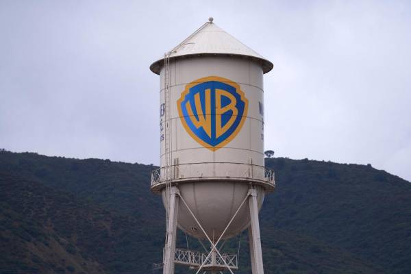 <i>La Comisión Federal de Comunicaciones de Estados Unidos aprobó la solicitud de Paramount para permitir que el 49,5 % de su capital pueda estar en manos de entidades extranjeras una vez que se complete el acuerdo de fusión con Warner Bros. Discovery. EFE/EPA/ALLISON DINNER</i>