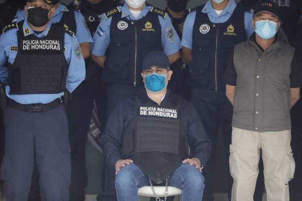 Estados Unidos solicitó a Honduras el pasado 14 de febrero la extradición de Hernández, acusado de “conspiración violenta de narcotráfico (...) la conspiración transportó aproximadamente 500.000 kilogramos de cocaína a través de Honduras con destino a Estados Unidos