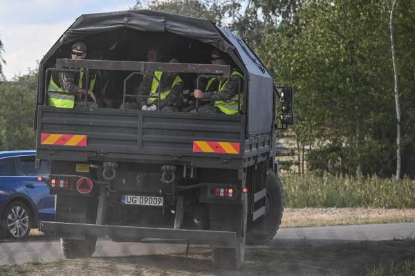 <i>Fuerzas de Defensa Territorial de Polonia en el lugar del impacto de un dron ruso en la localidad de Wohyn, en el este de Polonia, 10 de septiembre de 2025. El primer ministro polaco, Donald Tusk, informó que durante la noche, durante un ataque ruso contra Ucrania, se produjeron 19 violaciones del espacio aéreo polaco por parte de drones rusos. (Polonia, Ucrania) EFE/EPA/WOJTEK JARGILO POLAND OUT</i>