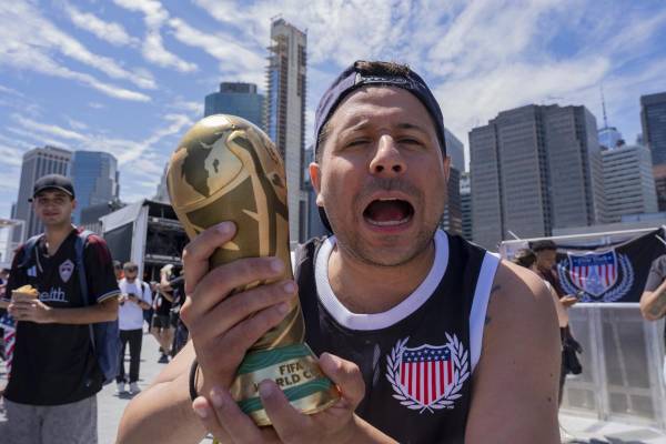 Un aficionado de la selección de fútbol de Estados Unidos reacciona previo al anuncio de la lista oficial de jugadores convocados para el Mundial 2026 en Nueva York (Estados Unidos). EFE/ Ángel Colmenares