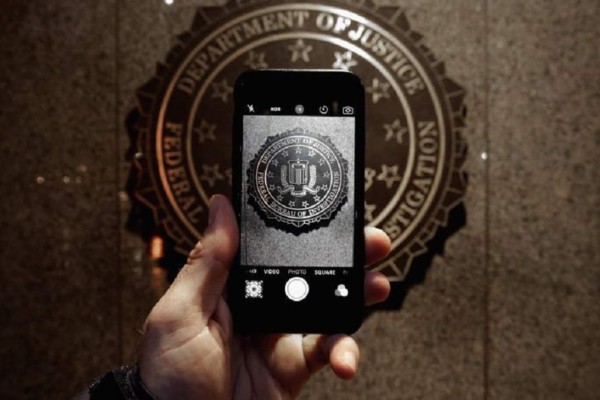 Suben 40 % acciones de empresa que desbloqueó el iPhone