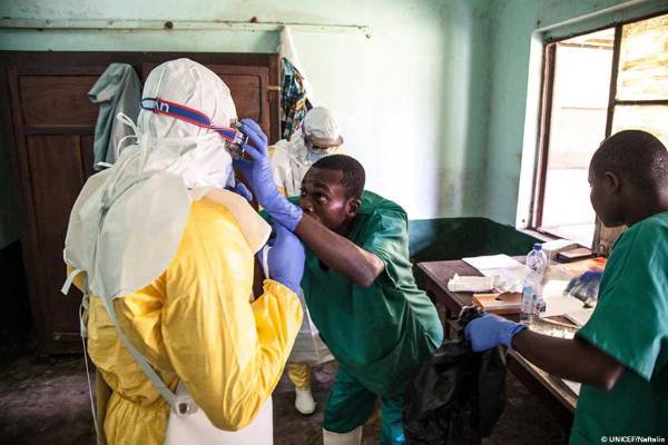 <i>El virus del Ébola se transmite por contacto directo con fluidos corporales de personas o animales infectados y causa fiebre hemorrágica grave, vómitos, diarrea y hemorragias internas. Foto de cortesía</i>