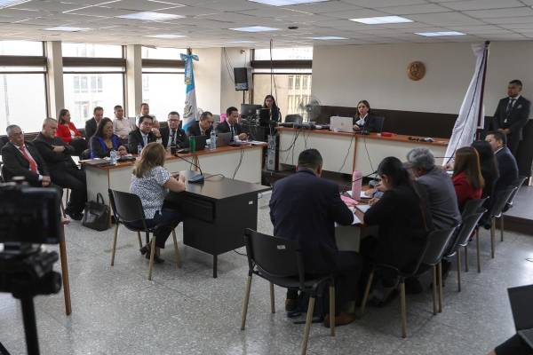 <i>La jueza Ingrid Cifuentes (c), titular del Tribunal Séptimo de Sentencia Penal de Guatemala, al presidir este martes, 12 de agosto, la audiencia de sentencia a varios funcionarios públicos por la muerte de 41 niñas en un hogar estatal en 2017, en Ciudad de Guatemala (Guatemala). EFE/Mariano Macz</i>