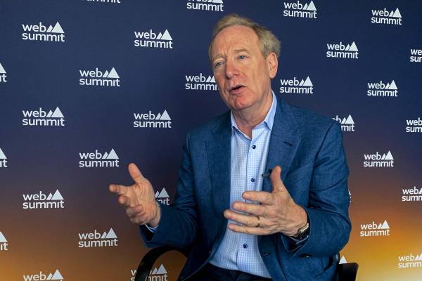 <i>El presidente de Microsoft, Brad Smith, conversa con EFE durante la décima edición de la Web Summit de Lisboa, uno de los mayores eventos tecnológicos del mundo. EFE/ Carlota Ciudad</i>