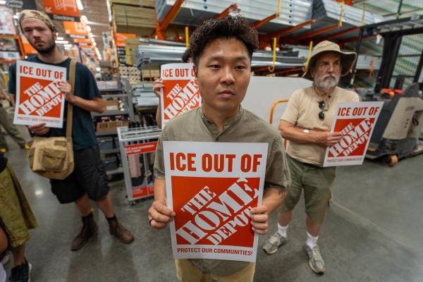 <i>Personas sostienen carteles durante una manifestación en apoyo a la Red Nacional de Organización de Jornaleros por las recientes redadas de ICE en los estacionamientos de The Home Depot este jueves, en East Windsor New Jersey (Estados Unidos). EFE/ Ángel Colmenares</i>