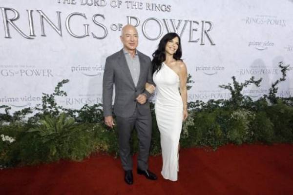 Jeff Bezos, fundador y presidente ejecutivo de Amazon, y Laura Sánchez asisten al estreno en Los Ángeles de “El señor de los anillos: Los anillos del poder” de Amazon Prime Video en The Culver Studios el 15 de agosto de 2022 en Culver City, California. Kevin Winter/Getty Images/AFP (Foto de KEVIN WINTER/GETTY IMAGES NORTH AMERICA/Getty Images vía AFP)