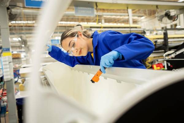 <i>La planta fabrica exclusivamente piezas para los aviones de Embraer, entre ellas compartimentos para equipaje, cocinas, baños y paneles de piso de la familia 'E-Jets'. Foto de cortesía</i>