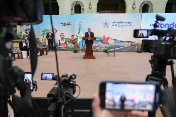 <i>El presidente de Guatemala, Bernardo Arévalo de León (c), habla en una rueda de prensa este miércoles, en Ciudad de Guatemala (Guatemala). Arévalo de León alertó sobre un año “crítico” este 2026 debido a la suspensión del presupuesto estatal por orden del máximo tribunal del país, una medida que impactará directamente en la inversión pública y el desarrollo nacional. EFE/ Mariano Macz</i>