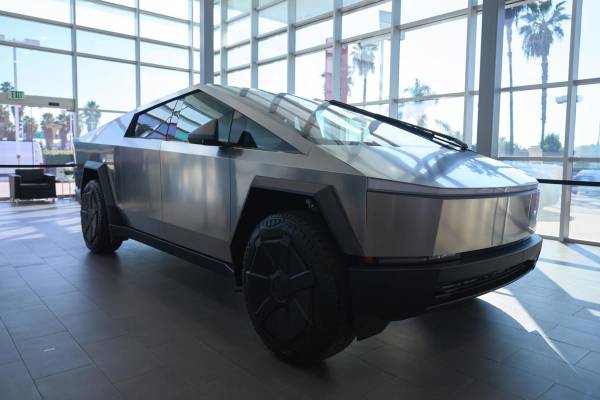 Fotografía de archivo en la que se registró un ejemplar de la camioneta 'pick-up' Cybertruck, del fabricante estadounidense de vehículos eléctricos Tesla, en Buena Park (California, EEUU). EFE/Allison Dinner