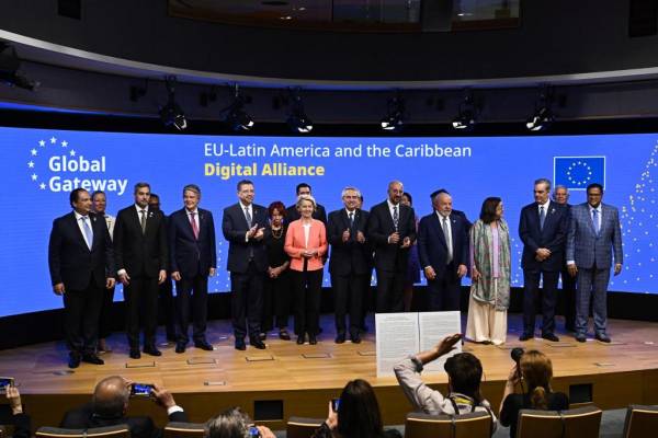 <i>Ministro de Relaciones Exteriores de Guatemala Mario Adolfo Bucaro Flores, Presidente de Paraguay Mario Abdo Benítez, Presidente de Ecuador Guillermo Lasso, Presidente de Costa Rica Rodrigo Chaves Robles, Presidente de la Comisión Europea Ursula von der Leyen Presidente de Argentina Alberto Fernández, Presidente del Consejo Europeo Charles Michel, Presidente de Brasil Luiz Inacio Lula da Silva, la Ministra de Relaciones Exteriores de El Salvador, Alexandra Hill Tinoco, el Presidente de República Dominicana, Luis Abinader, el Alto Representante de la Unión Europea para Asuntos Exteriores y Política de Seguridad, Josep Borrell, y el Presidente de Surinam, Chan Santokhi, posan para una foto durante una reunión de Digital Alliance entre la Unión Europea y América Latina y el Caribe, en el primer día de una cumbre de la Unión Europea-Comunidad de Estados Latinoamericanos y Caribeños (UE-CELAC) en el Edificio del Consejo Europeo en Bruselas el 17 de julio de 2023. (Foto por Jean-Christophe VERHAEGEN / AFP)</i>