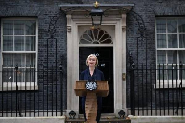 La primera ministra de Gran Bretaña, Liz Truss, pronuncia un discurso frente al número 10 de Downing Street en el centro de Londres el 20 de octubre de 2022 para anunciar su renuncia. - La primera ministra británica, Liz Truss, anunció su renuncia después de solo seis semanas en el cargo que parecía un descenso al infierno, lo que provocó una nueva elección interna dentro del Partido Conservador. (Foto de Daniel LEAL / AFP)