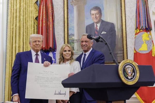 <i>El presidente de Estados Unidos, Donald Trump (i), posa con Robert F. Kennedy Jr. (d) y su esposa Cheryl Hines (c) después de que Kennedy prestara juramento como secretario de Salud y Servicios Humanos en la Oficina Oval de la Casa Blanca en Washington, DC, EE.UU., el 13 de febrero de 2025. EFE/EPA/JASON ANDREW / POOL</i>