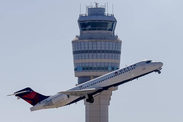 <i>Fotografía de archivo de un avión Delta Air Lines pasando por la torre de control del Aeropuerto Internacional Hartsfield-Jackson, en Atlanta (Estados Unidos). EFE/ Erik S. Lesser</i>