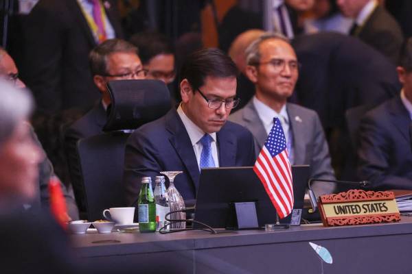 <i>US Secretary of State Marco Rubio (C) attends the 15th East Asia Foreign Ministers’ Meeting at the 58th Association of Southeast Asian Nations (ASEAN) Foreign Ministers’ Meetings in Kuala Lumpur, Malaysia, 11 July 2025. (Malasia) EFE/EPA/FAZRY ISMAIL</i>