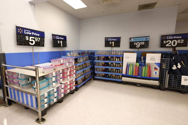 <i> Walmart, una multinacional estadounidense de grandes almacenes de descuento conocida por su eslogan Precio bajo todos los días, ha dicho que pronto se producirán aumentos de precios debido a los aranceles del presidente de Estados Unidos, Donald Trump. FOTO EFE/EPA/JOHN G. MABANGLO</i>