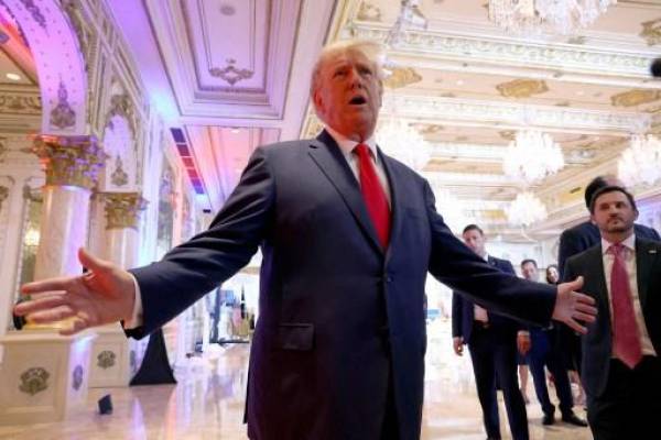 El expresidente de los Estados Unidos, Donald Trump, habla con los medios de comunicación durante un evento de la noche de las elecciones en Mar-a-Lago el 08 de noviembre de 2022 en Palm Beach, Florida. Trump habló mientras la nación espera los resultados de la votación en las elecciones de mitad de período. (Foto de JOE RAEDLE/GETTY IMAGES NORTH AMERICA/Getty Images vía AFP)