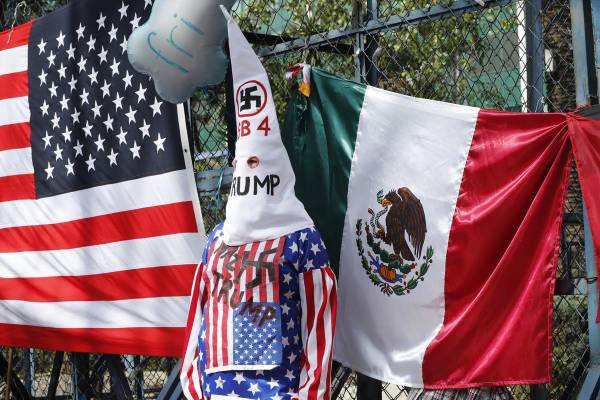 <i>Una persona protesta este lunes, frente a la embajada de Estados Unidos en la Ciudad de México (México). Decenas de activistas se manifestaron en la capital mexicana para expresar su rechazo a las abusivas e inhumanas políticas antimigratorias y proteccionistas de Donald Trump, quien asumió un nuevo mandato presidencial en la Casa Blanca. EFE/ Mario Guzmán</i>