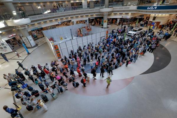 <i>Pasajeros aéreos esperan en una larga fila en el control de seguridad de la TSA dentro de la terminal nacional del Aeropuerto Internacional Hartsfield-Jackson de Atlanta, Georgia, EE. UU., el 23 de marzo de 2026. EFE/EPA/ERIK S. LESSER</i>