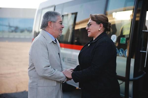<i>Fotografía cedida por la Secretaría de Relaciones Exteriores de México (SRE), de su titular Juan Ramón de la Fuente (i), saludando a la presidenta de Honduras, Xiomara Castro (d), este domingo, a su llegada a Ciudad de México (México). El próximo martes, Sheinbaum recibirá a Castro en Palacio Nacional, donde sostendrán un encuentro, aunque no se precisaron los temas a tratar. EFE/ Secretaría de Relaciones Exteriores </i>