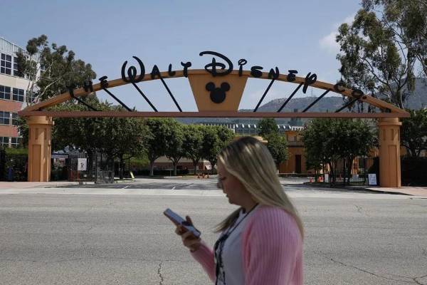 <i>Un letrero en la entrada de los estudios de Walt Disney Co. en Burbank, California (EE. UU.) EFE/EPA/Caroline Brehman</i>