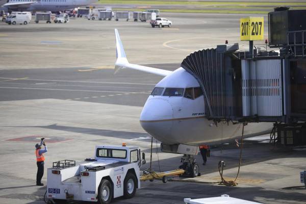 <i>Fotografía que muestra un avión en el Aeropuerto Internacional de Tocumen este jueves, en Ciudad de Panamá (Panamá). La panameña Copa Airlines anunció que suspende de manera temporal sus vuelos desde y hacia Caracas debido a intermitencias en una de las señales de navegación. EFE/ Bienvenido Velasco</i>