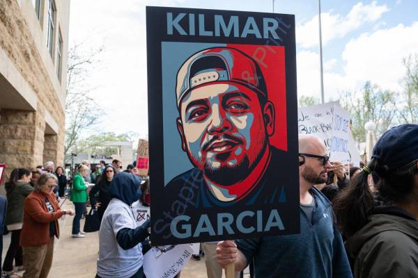 Fotografía de archivo, tomada el pasado 15 de abril, de una protesta de apoyo al migrante salvadoreño Kilmar Ábrego García, quien afronta dos cargos federales por presunto tráfico de personas y un proceso de deportación, en Greenbelt (Maryland). EFE/Annabelle Gordon