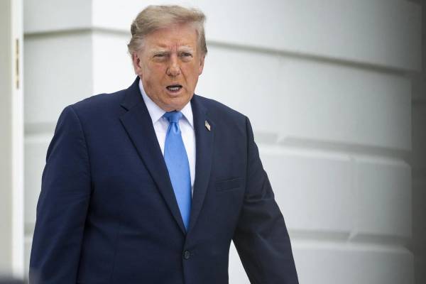 <i>Trump firmó con los líderes de las principales desarrolladoras de IA en EE.UU. un acuerdo voluntario para reforzar la seguridad del sector. (Foto: EFE)</i>
