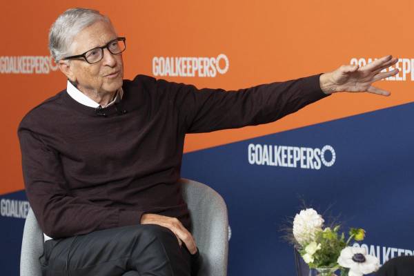 <i>El exdirector ejecutivo de Microsoft Bill Gates habla durante una entrevista con EFE este lunes, en Nueva York (EE.UU.). EFE/Ángel Colmenares</i>