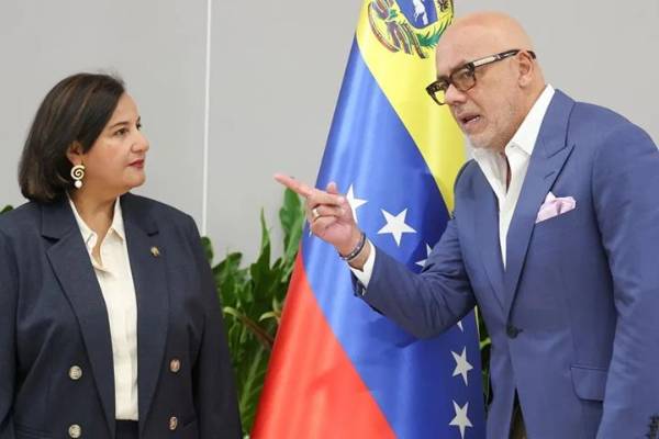 <i>La exdiputada opositora, Dinorah Figuera (i), asiste junto al presidente del Parlamento de Venezuela, Jorge Rodríguez, a la instalación formal de la mesa de diálogo para avanzar hacia una transición en el país este jueves, en Caracas (Venezuela). EFE/ Miguel Gutiérrez</i>