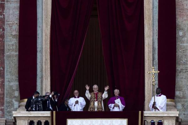 <i>El recién elegido Papa León XIV (c), Cardenal Robert Francis Prevost de EE.UU. EFE/ANGELO CARCONI</i>