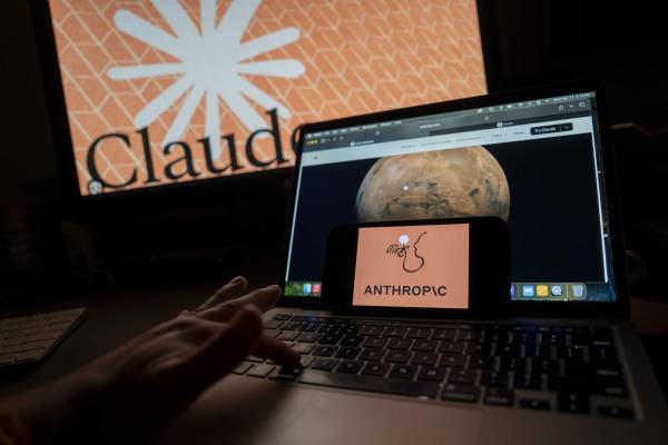 <i>Fotografía que muestra la pantalla de un ordenador con el logotipo de la inteligencia artificial (IA) Anthropic este miércoles, en Nueva York (Estados Unidos). La creciente disputa legal y ética entre las tecnológicas y el Pentágono está reconfigurando el tablero de la IA: Anthropic ha visto crecer su popularidad entre los civiles a la par que se enfrenta en los tribunales a la Administración de Donald Trump; OpenAI enfrenta críticas por su cercanía al sector militar; y Google expande discretamente su presencia en Defensa. EFE/ Angel Colmenares</i>