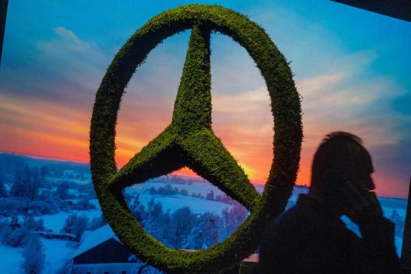 <i>Una proyección del logotipo de Mercedes-Benz se ve mientras el Mercedes-Benz CLA ha sido elegido Coche del Año 2026 durante la jornada de prensa del Salón del Automóvil de Bruselas 2026 en Bruselas, Bélgica, el 9 de enero de 2026. (Bélgica, Bruselas) EFE/EPA/OLIVIER MATTHYS</i>