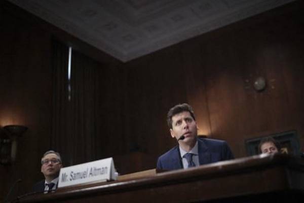 <i>Sam Altman comunicó a los empleados en una reunión con toda la plantilla celebrada esta semana que la compañía podría moderar el ritmo de desarrollo de la IA, posiblemente en colaboración con otras empresas. (Photo by WIN MCNAMEE / GETTY IMAGES NORTH AMERICA / Getty Images via AFP)</i>