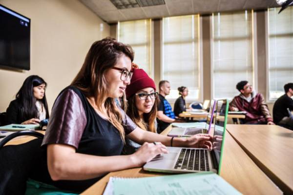 <i>Las carreras relacionadas con Computación, Ingenierías y Ciencias de la Salud destacan entre las que presentan mejores niveles de inserción laboral. Foto de iStock</i>