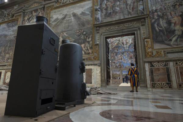 <i>Foto distribuida por el Vaticano que muestra la instalación de las estufas dentro de la Capilla Sixtina antes del Cónclave. EFE/EPA/VATICAN MEDIA HANDOUT USO EDITORIAL EXCLUSIVO/ NO VENTAS</i>