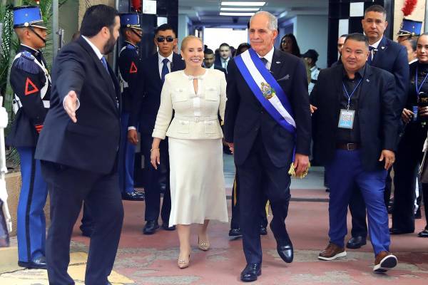 <i>El presidente de Honduras, Nasry 'Tito' Asfura (d), y su esposa, Lissette del Cid, saludan luego de su investidura este martes, en Tegucigalpa (Honduras). Asfura asumió como nuevo presidente de Honduras para el período 2026-2030, en sustitución de la izquierdista Xiomara Castro. EFE/ Gustavo Amador</i>