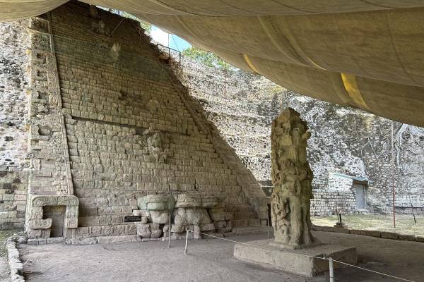 <i>Fotografía de una estela y escalinata Maya en el Parque Arqueológico Copán, en Copán Ruinas, uno de los asientos de la civilización maya (Honduras). EFE/ Germán Reyes</i>