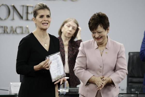 <i>La presidenta del Tribunal Supremo de Elecciones, Eugenia Zamora (d), entrega las credenciales oficiales a la presidenta electa, Laura Fernández, este martes en San José (Costa Rica). EFE/ Jeffrey Arguedas</i>