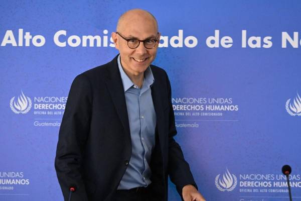 <i>El Alto Comisionado de las Naciones Unidas para los Derechos Humanos, Volker Turk, sonríe cuando llega a una conferencia de prensa en la ciudad de Guatemala el 19 de julio de 2024. Turk expresó su preocupación el 19 de julio de 2024 por la situación de los derechos humanos en Nicaragua y El Salvador al final de su visita a Guatemala. FOTO JUAN ORDÓNEZ / AFP</i>